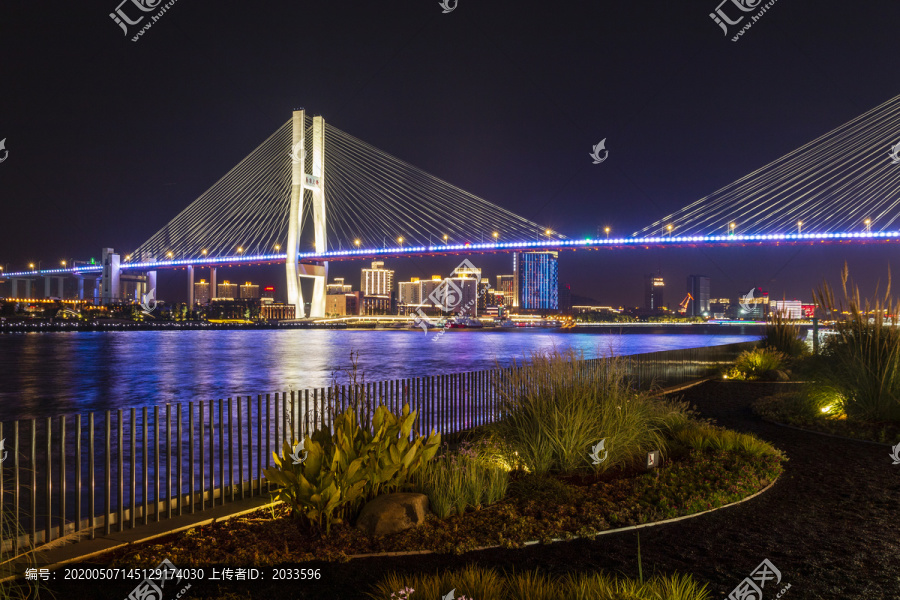 上海南浦大桥与黄浦江东岸建筑夜