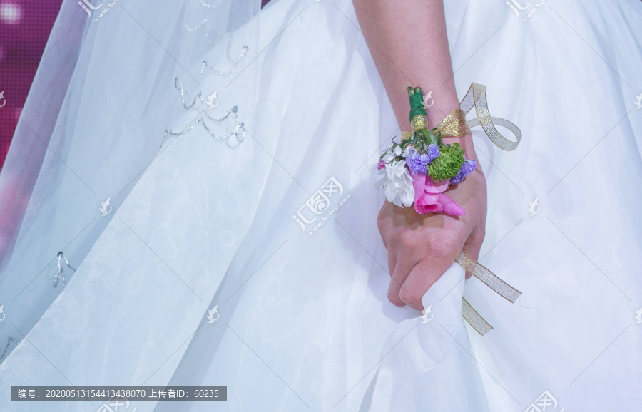 婚礼中婚纱和手腕花
