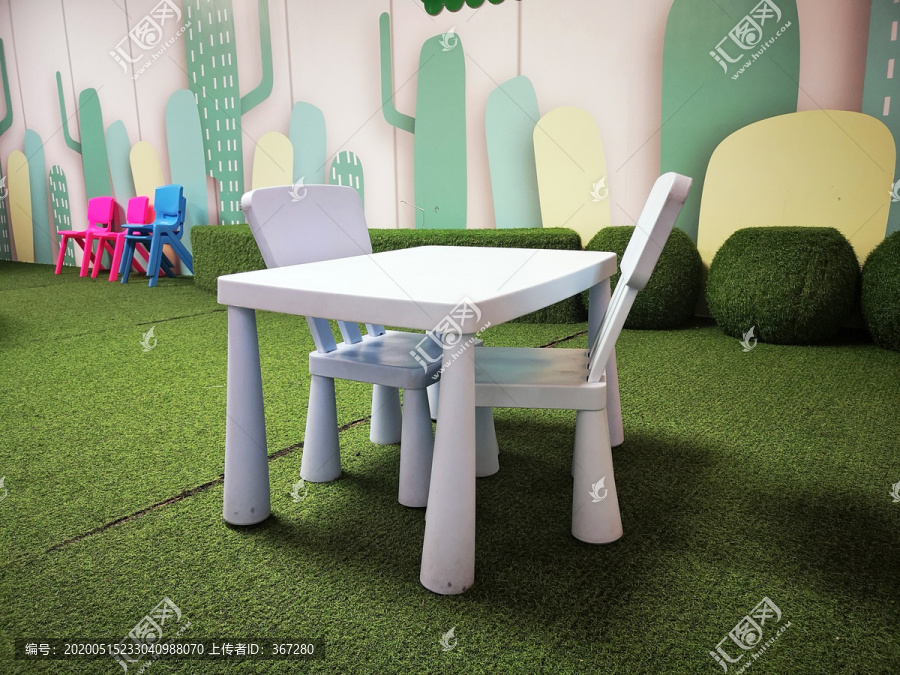 幼儿园活动室的桌椅