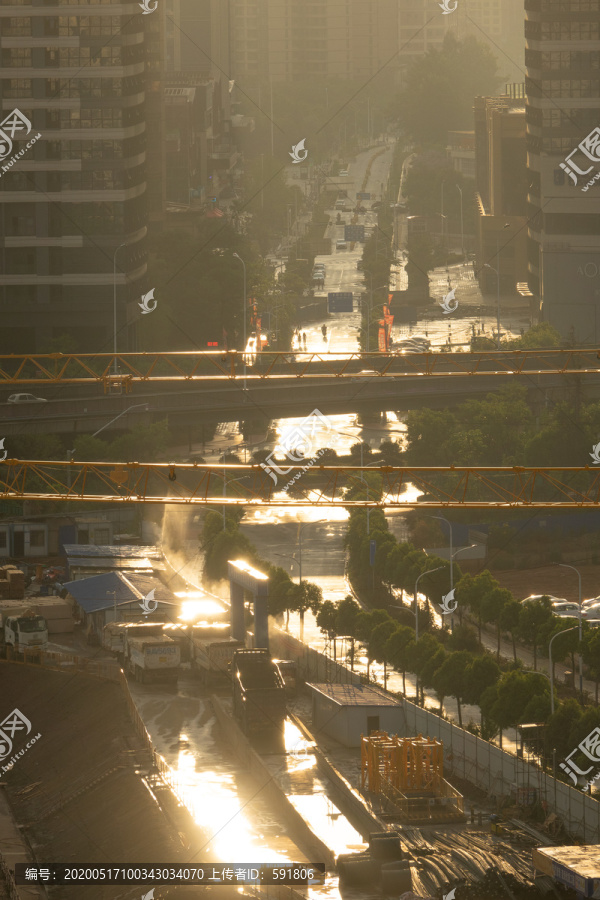 雨后夕阳下的城市道路