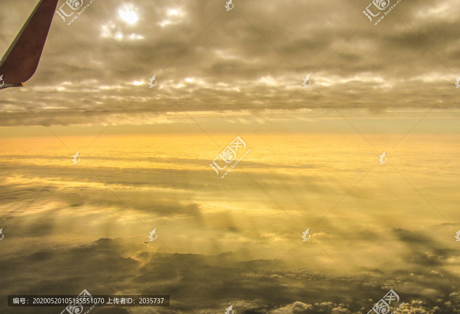 日落时的天空云彩和机翼