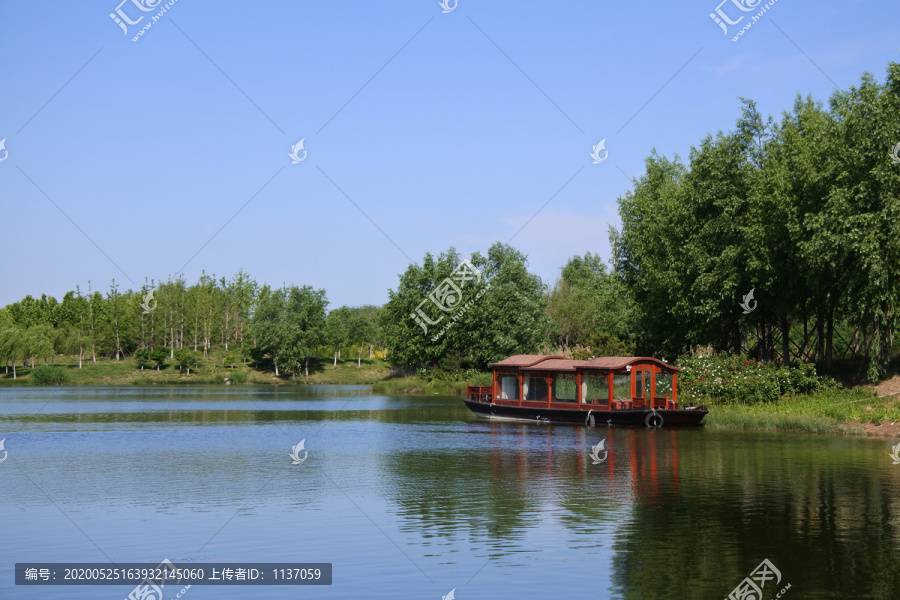 马家湾湿地公园萧太后河上的游船