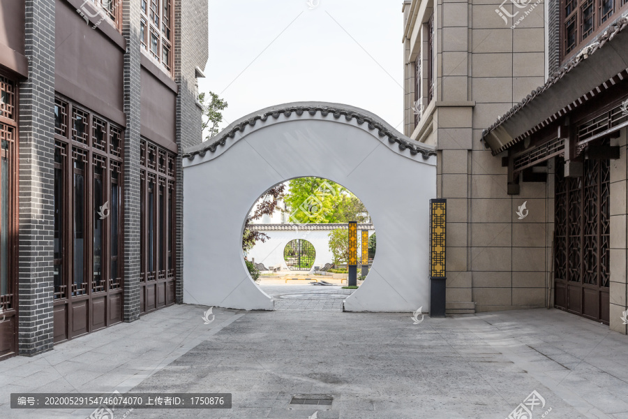 白墙灰瓦圆月门