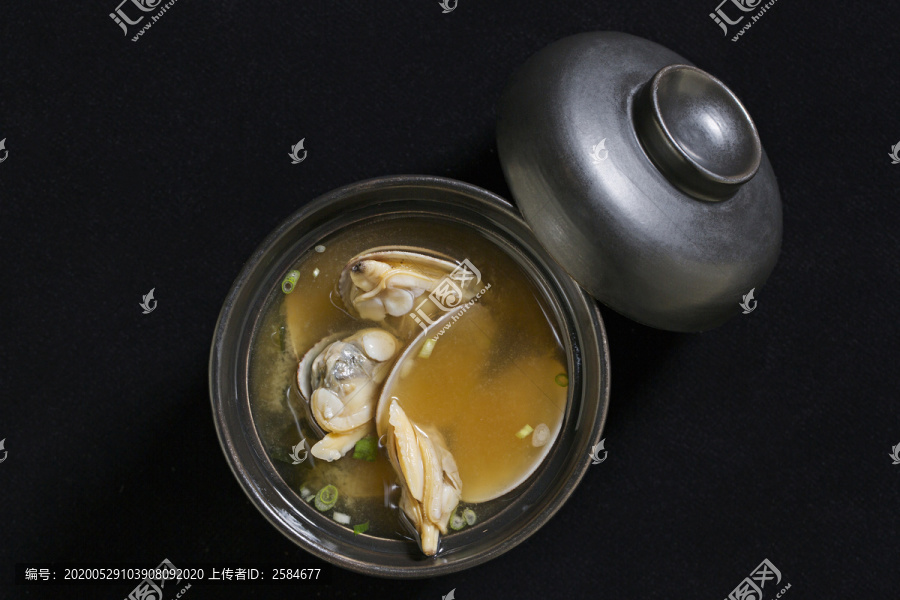 黑碗里的日式花甲汤