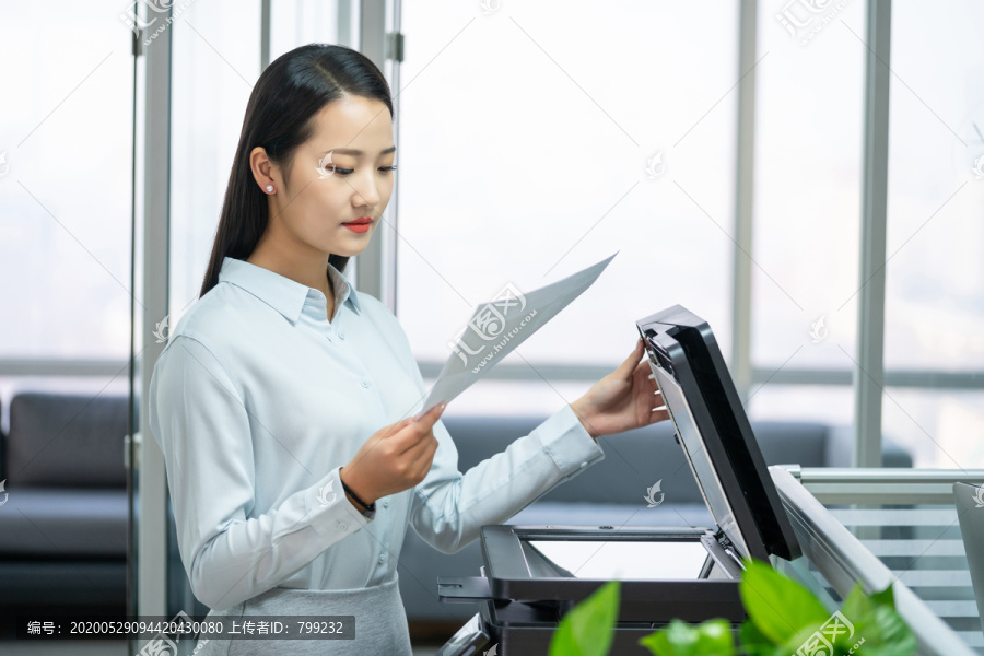 年轻商务女士使用打印机