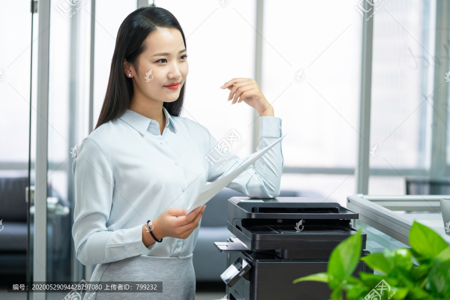 年轻商务女士使用打印机