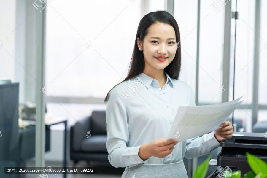 年轻商务女士使用打印机