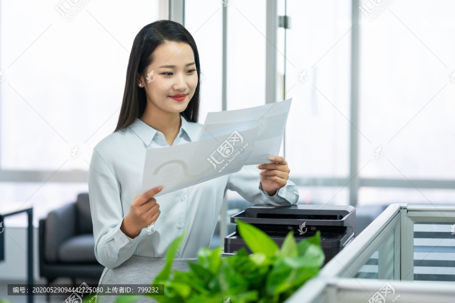 年轻商务女士使用打印机