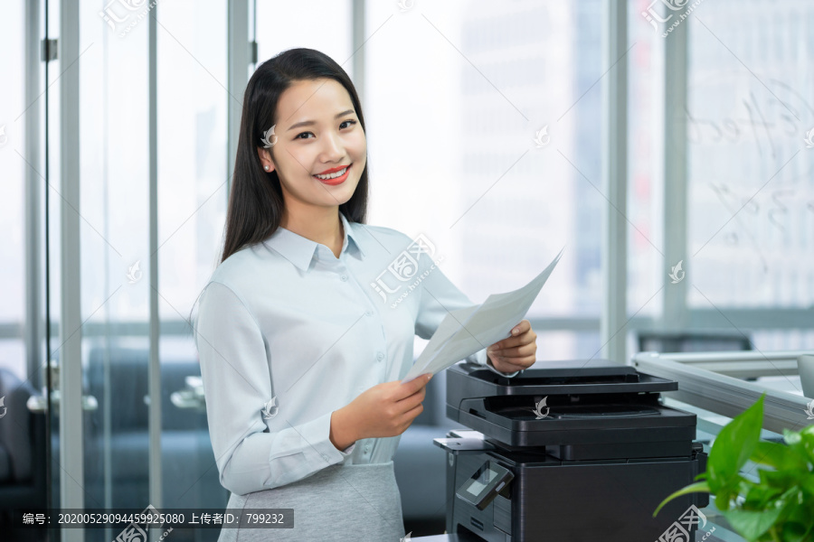 年轻商务女士使用打印机