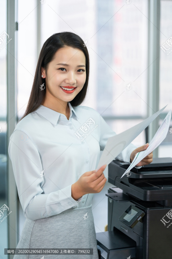 年轻商务女士使用打印机