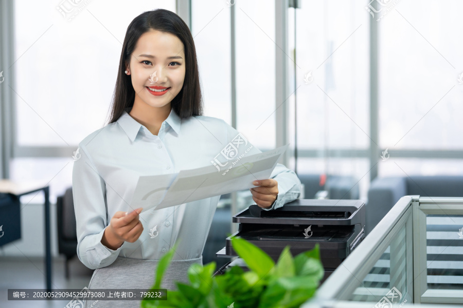 年轻商务女士使用打印机