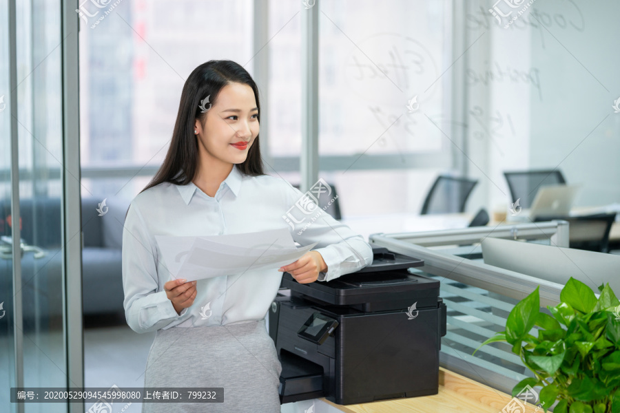 年轻商务女士使用打印机