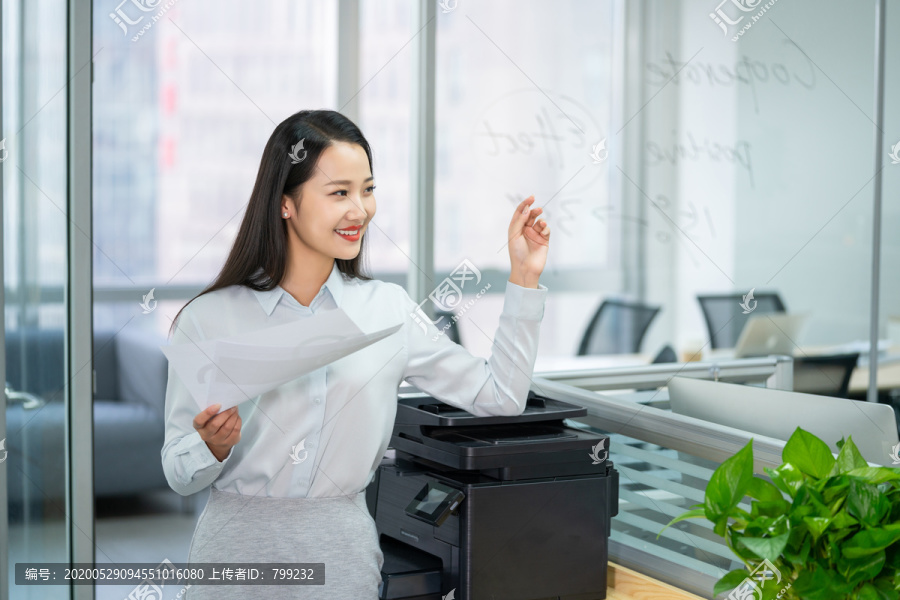 年轻商务女士使用打印机