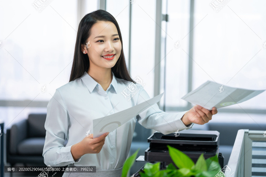 年轻商务女士使用打印机