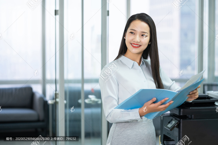 年轻商务女士使用打印机
