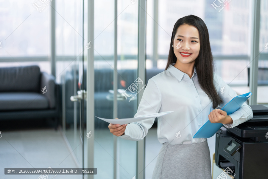 年轻商务女士