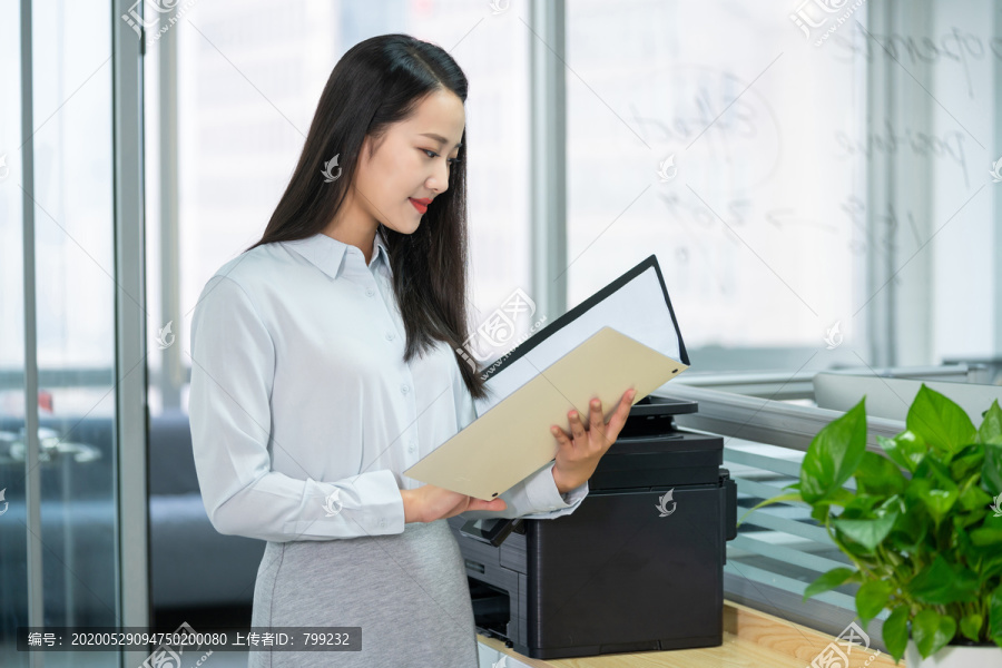 年轻商务女士