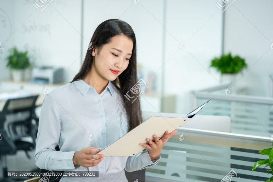 年轻商务女士拿着文件夹