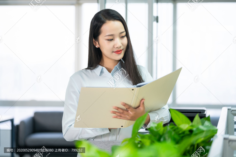 年轻商务女士拿着文件夹