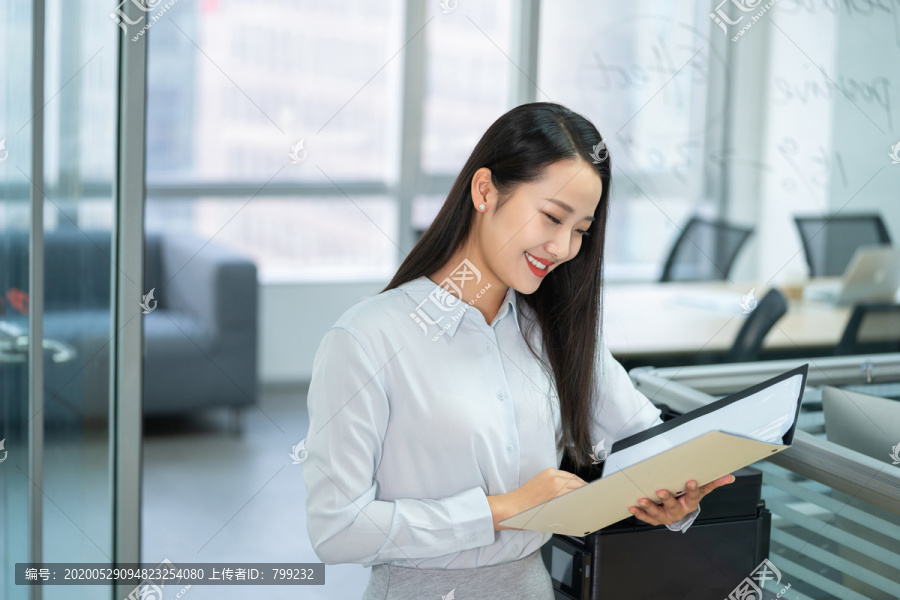 年轻商务女士拿着文件夹