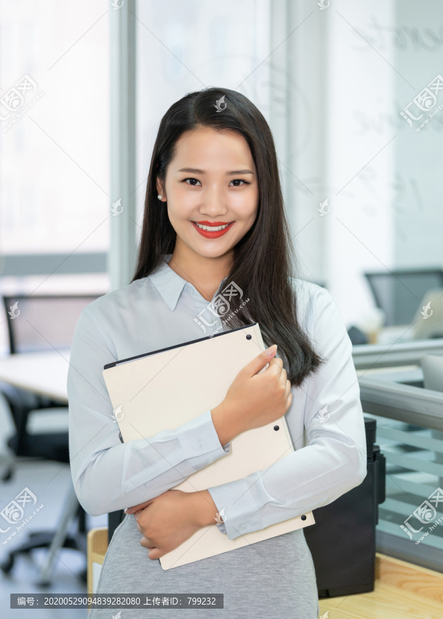 年轻商务女士拿着文件夹