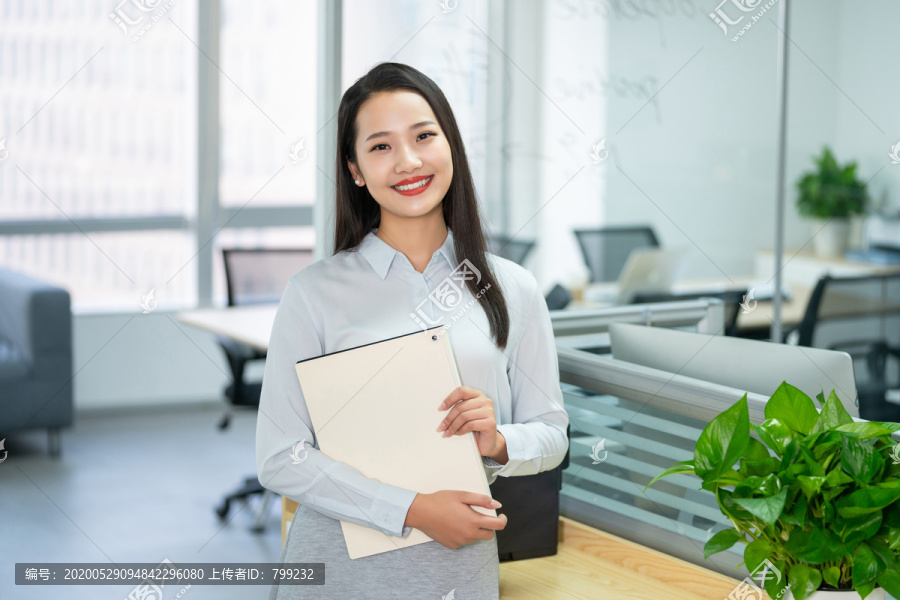 年轻商务女士拿着文件夹