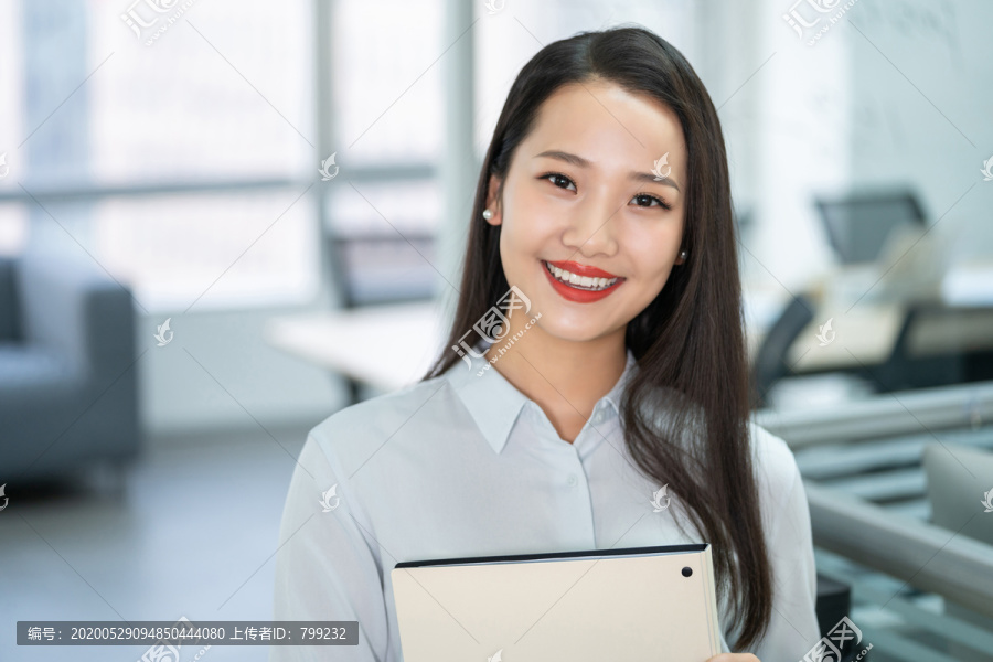年轻商务女士拿着文件夹