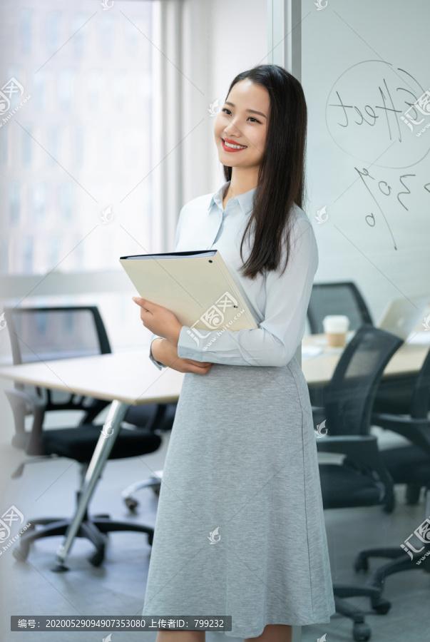 年轻商务女士拿着文件夹