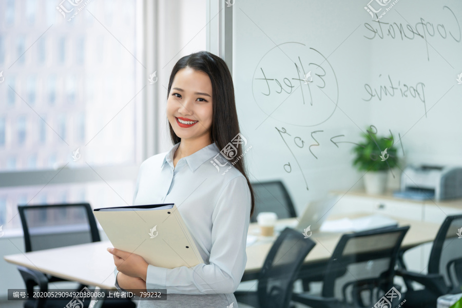 年轻商务女士拿着文件夹