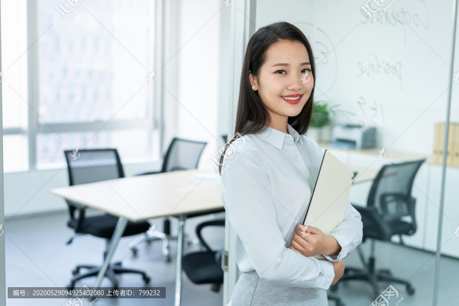 年轻商务女士拿着文件夹