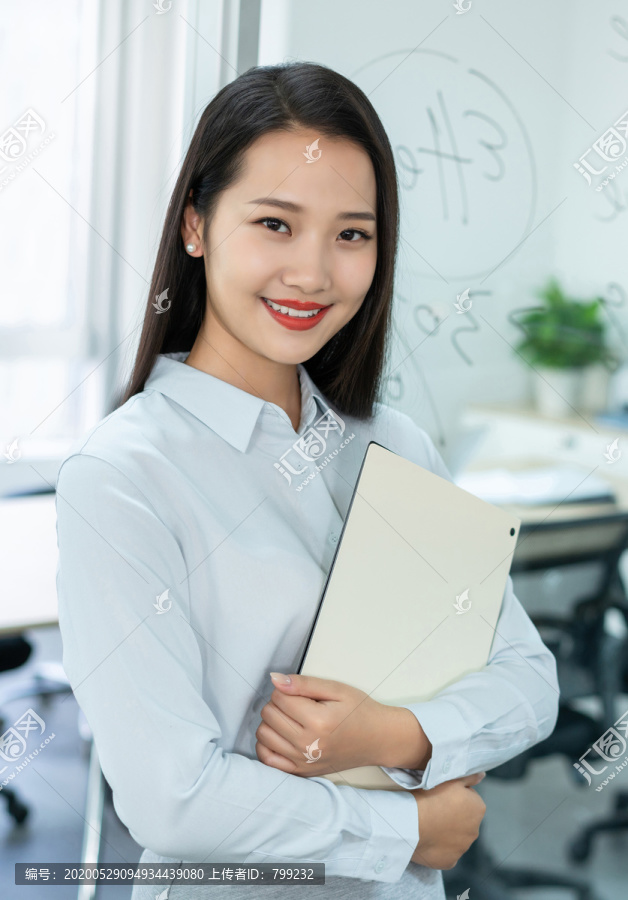 年轻商务女士拿着文件夹