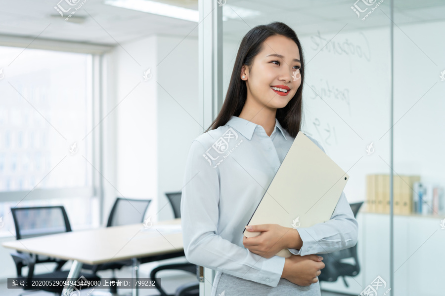 年轻商务女士拿着文件夹