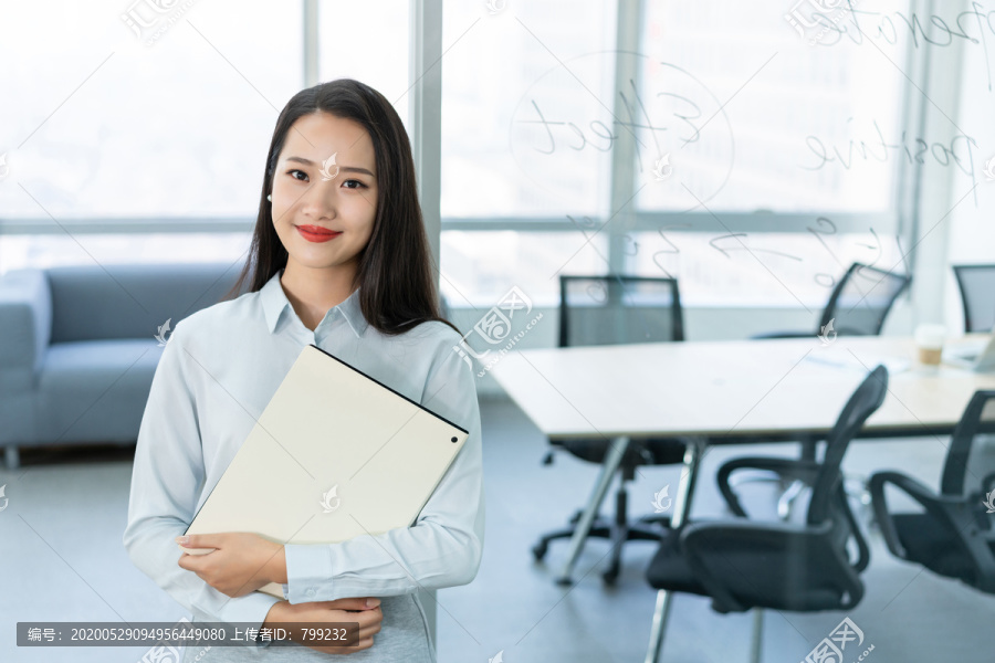 年轻商务女士拿着文件夹