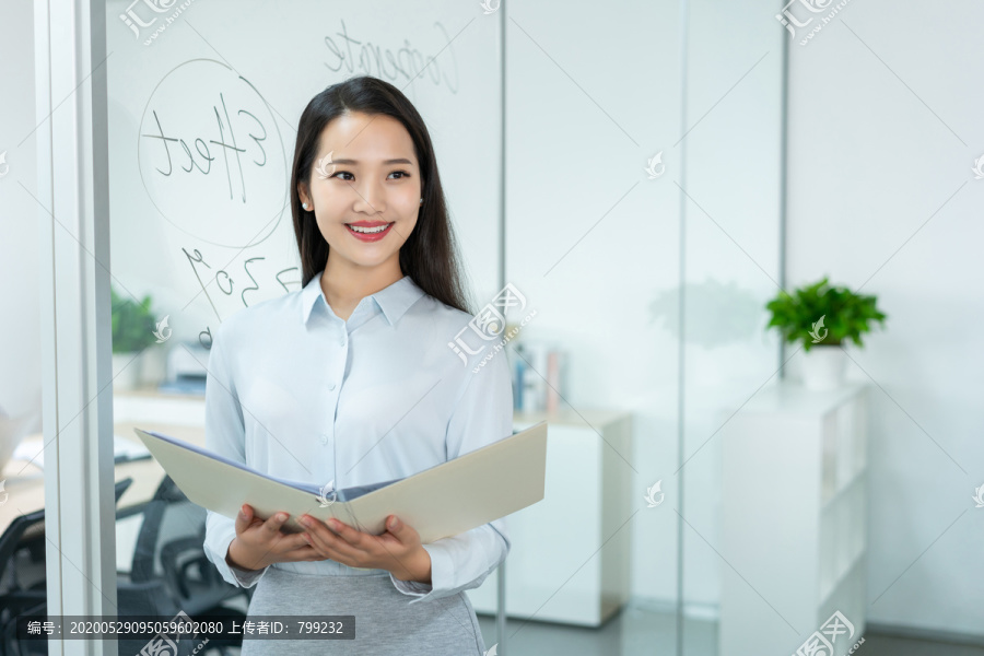 年轻商务女士拿着文件夹
