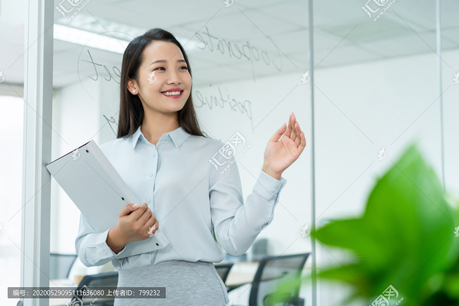 年轻商务女士拿着文件夹