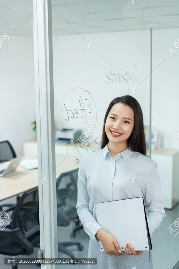 年轻商务女士拿着文件夹