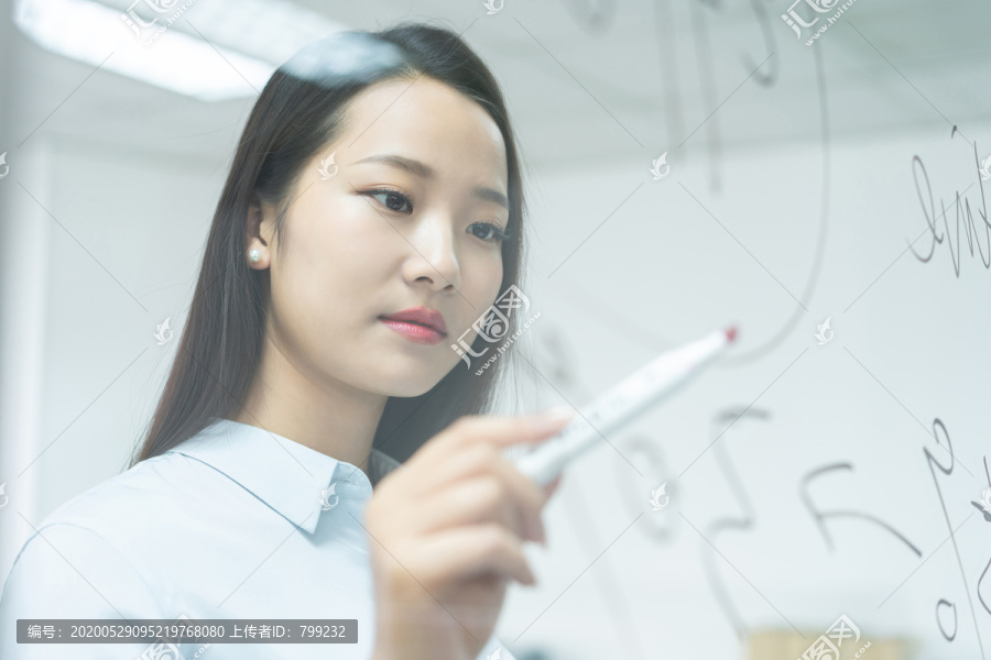 年轻商务女士
