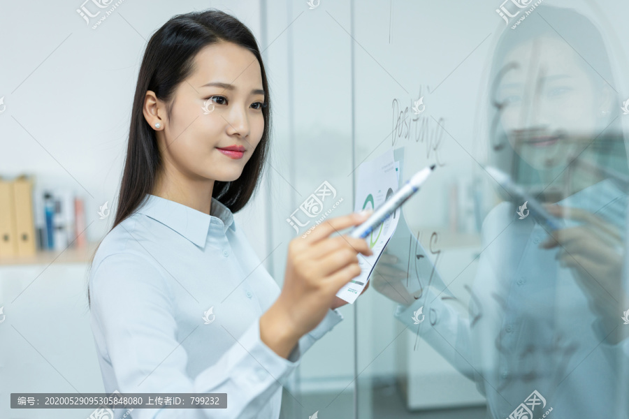 年轻商务女士