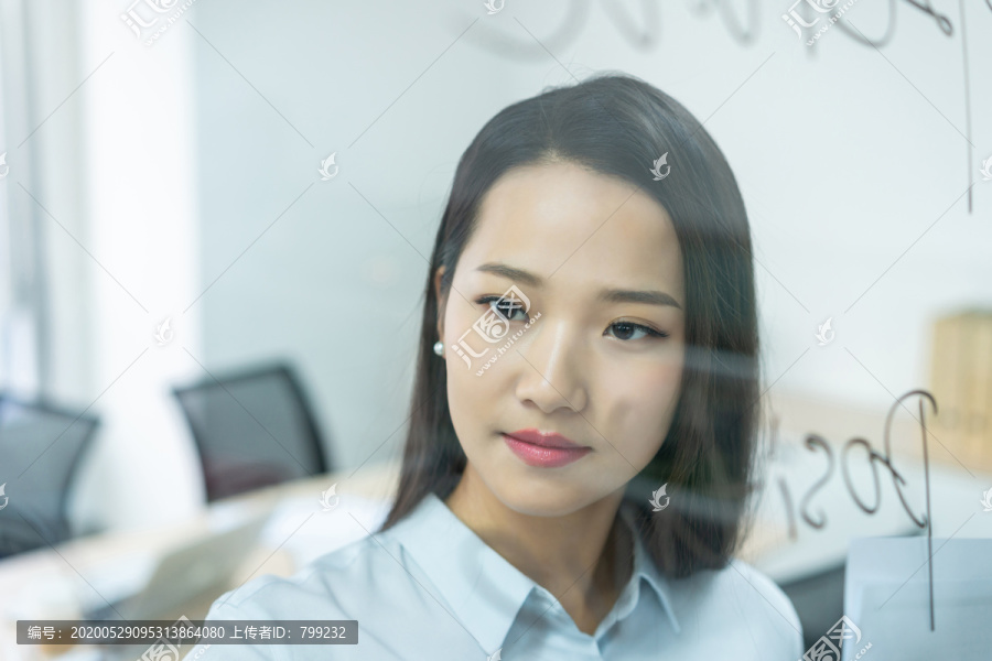 年轻商务女士