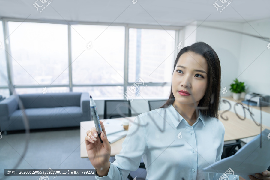 年轻商务女士