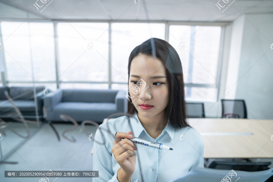 年轻商务女士