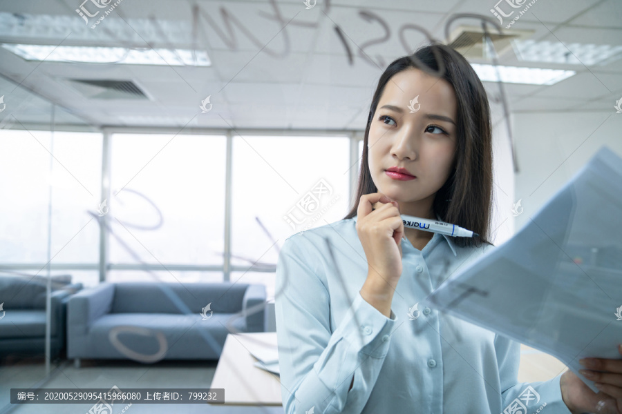 年轻商务女士