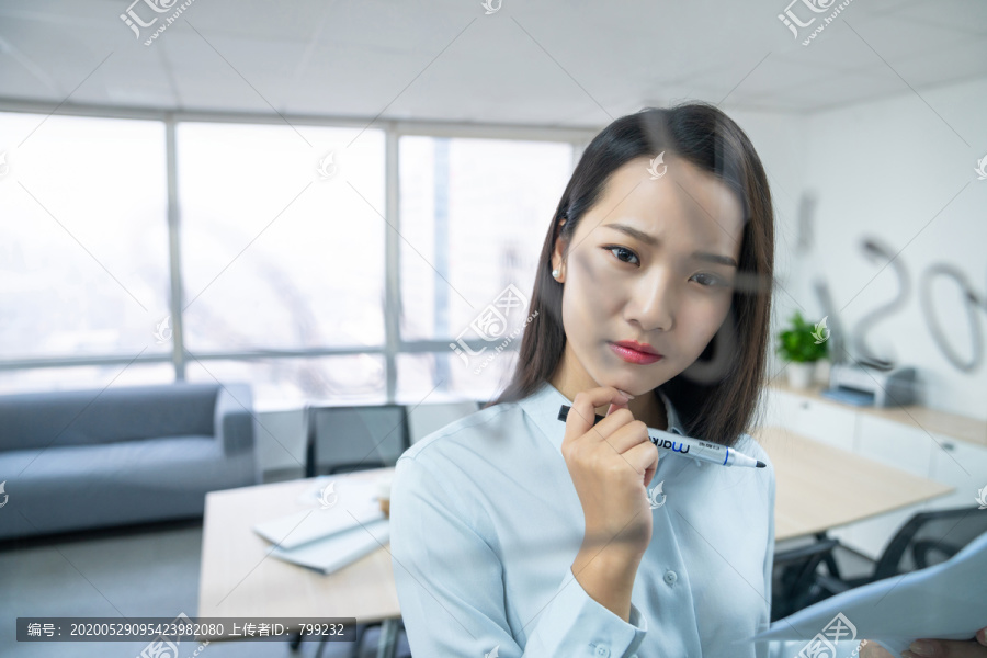 年轻商务女士