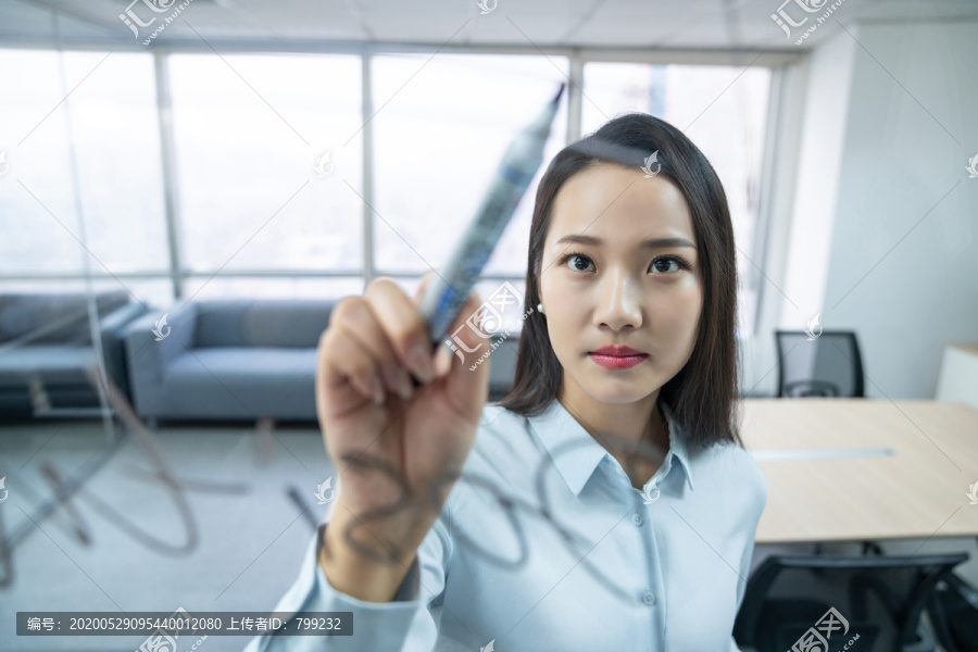 年轻商务女士