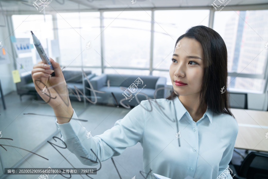年轻商务女士