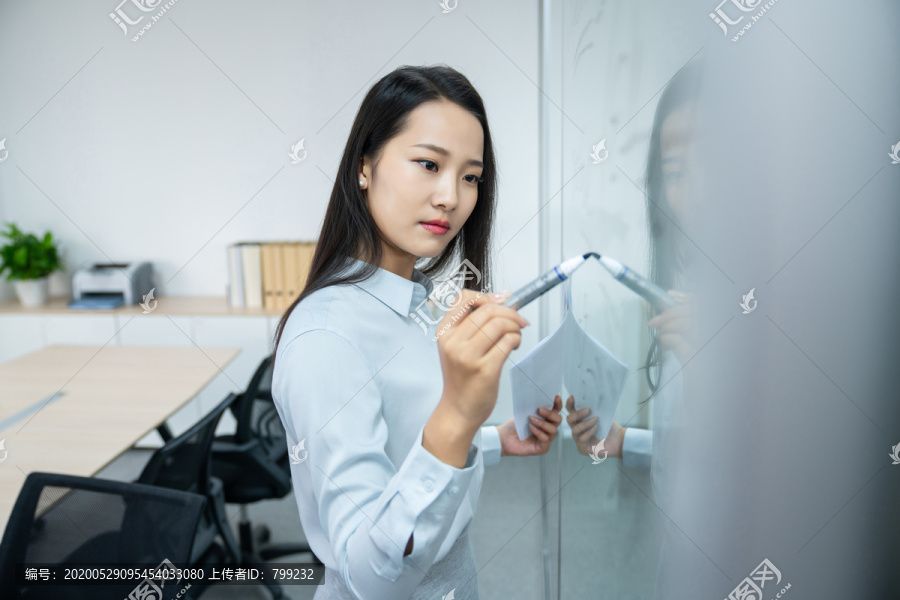 年轻商务女士