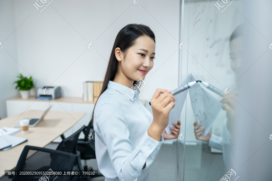 年轻商务女士