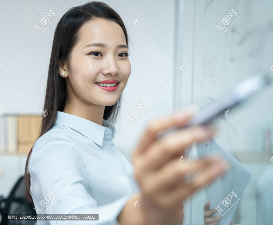 年轻商务女士