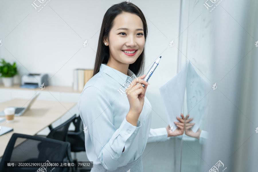 年轻商务女士