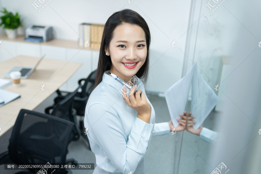 年轻商务女士